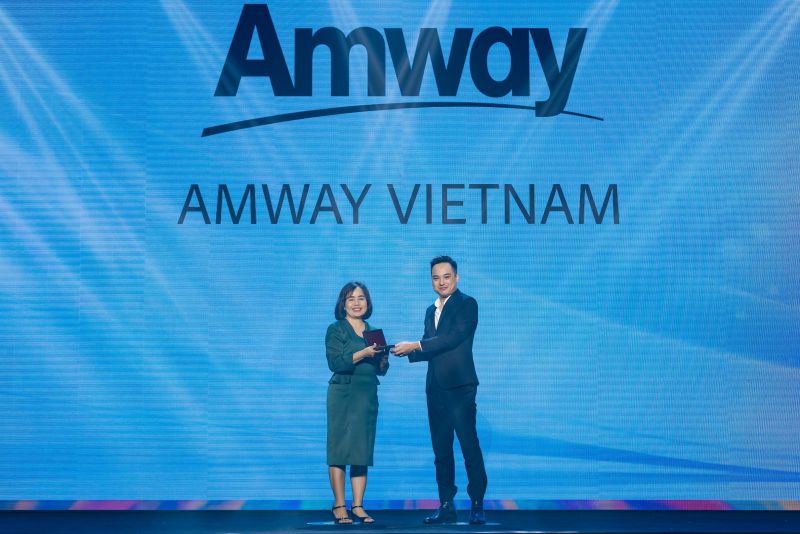 Bà Phan Nguyên Nhật Thảo, Giám đốc Nhân sự Amway tiểu vùng Việt Nam-Indonesia-Philippines vinh dự nhận giải từ ban tổ chức