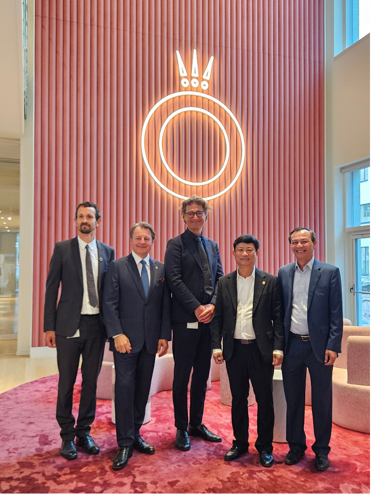 Chủ tịch UBND tỉnh Võ Văn Minh, Đại sứ đặc mệnh toàn quyền Việt Nam tại Đan Mạch Lương Thanh Nghị thăm và làm việc với lãnh đạo Tập đoàn Pandora