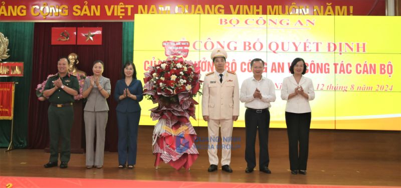 Lãnh đạo Tỉnh ủy, HĐND, UBND tỉnh Quảng Ninh tặng hoa chúc mừng Đại tá Trần Văn Phúc.