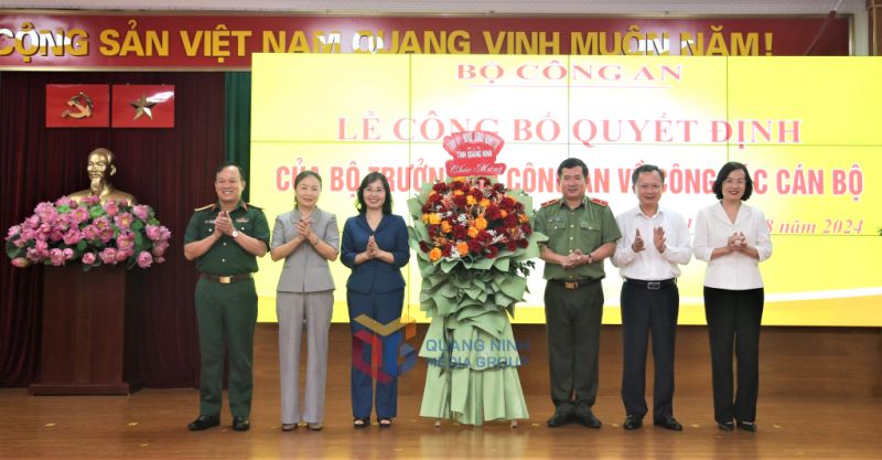 Lãnh đạo Tỉnh ủy, HĐND, UBND tỉnh tặng hoa chúc mừng đồng chí Thiếu tướng Đinh Văn Nơi, Cục trưởng Cục An ninh chính trị nội bộ, Bộ Công an.