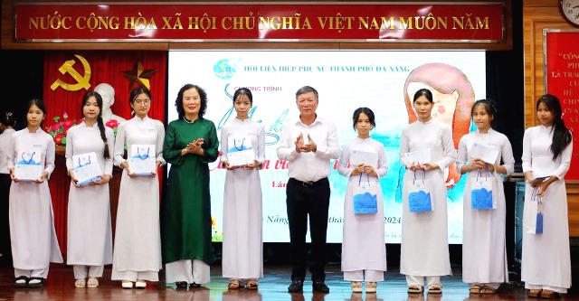 Đại diện TƯ Hội LHPN Việt Nam và lãnh đạo Ủy ban MTTQ Việt Nam thành phố Đà Nẵng trao áo dài và quà cho các nữ sinh vượt khó.