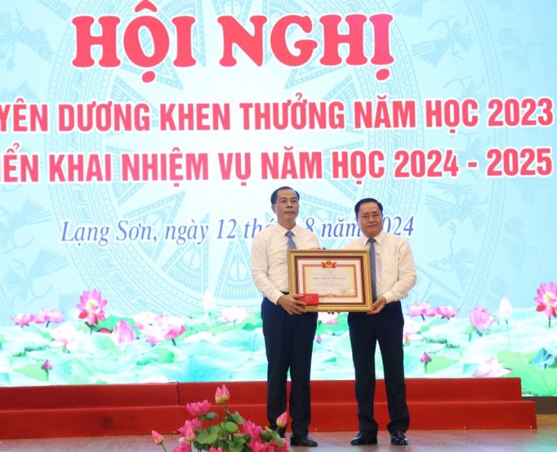 Chủ tịch UBND tỉnh Lạng Sơn Hồ Tiến Thiệu trao danh hiêu Chiến sĩ thi đua toàn quốc cho Giám đốc Sở Giáo dục và Đào tạo Lạng Sơn Hoàng Quốc Tuấn