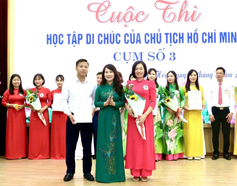 Phó Bí thư Đảng ủy Khối Cơ quan và Doanh nghiệp tỉnh trao giải Nhất cho Đảng bộ Trường Đại học Hồng Đức