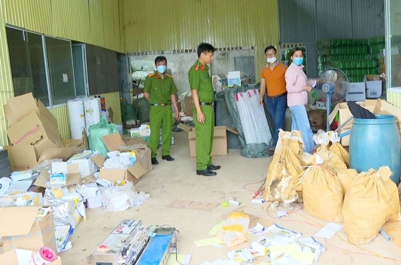 Cơ quan công an kiểm tra kho hàng