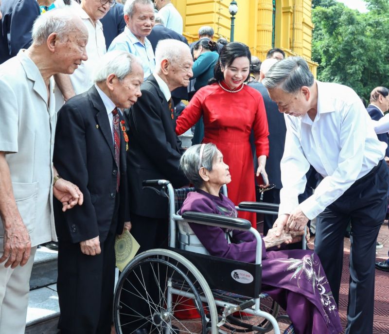 Tổng Bí thư, Chủ tịch nước Tô Lâm gặp mặt nhân chứng phục vụ, bảo vệ Bác Hồ