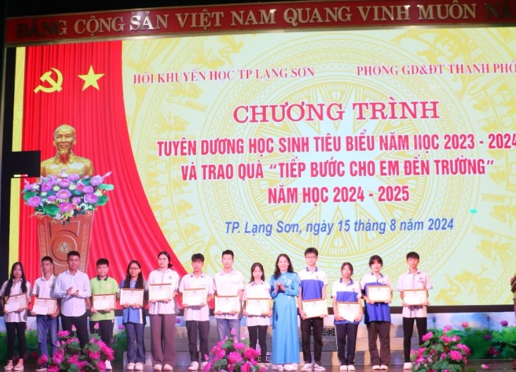 Ban Tổ chức trao quà cho các em học sinh đạt thành tích cao trong kỳ thi học sinh giỏi các cấp năm học 2023 - 2024