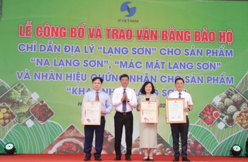 Lãnh đạo Cục Sở hữu trí tuệ, Bộ Khoa học và Công nghệ đã trao bằng bảo hộ cho 3 sản phẩm của Lạng Sơn tại chương trình