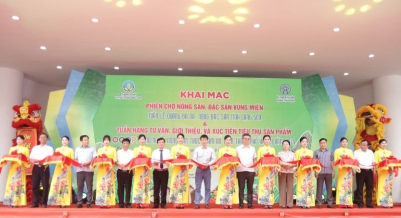 Các đại biểu cắt băng khai mạc phiên chợ nông sản, đặc sản vùng miền