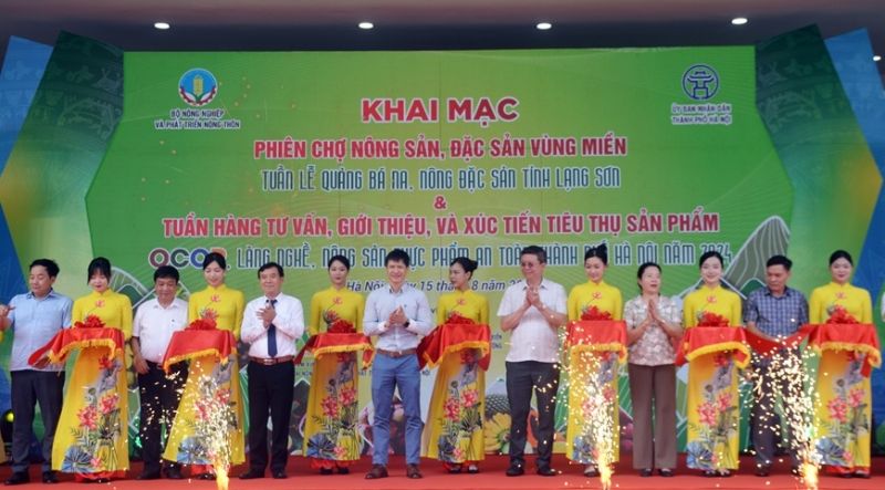 Các đại biểu cắt băng khai mạc Phiên chợ nông sản, đặc sản vùng lần thứ hai.