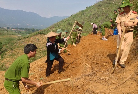 Công an Lai Châu lao động, gần gũi, gắn bó với Nhân dân. Ảnh Công an Lai Châu.