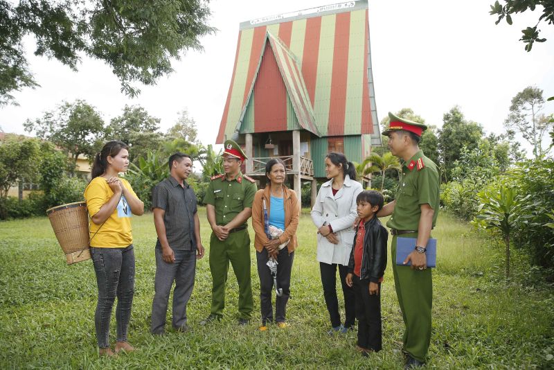 Cán bộ, chiến sĩ Công an nhân dân xã Ia Ka, huyện Chư Păh, tỉnh Gia Lai trao đổi với đồng bào dân tộc về tình hình an ninh, trật tự trên địa bàn_Ảnh: TTXVN