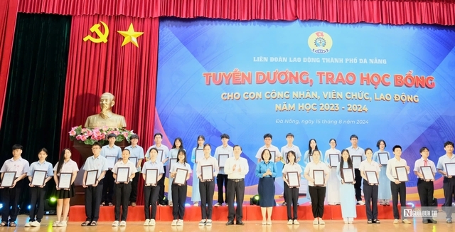 Tuyên dương, trao học bổng cho các em học sinh