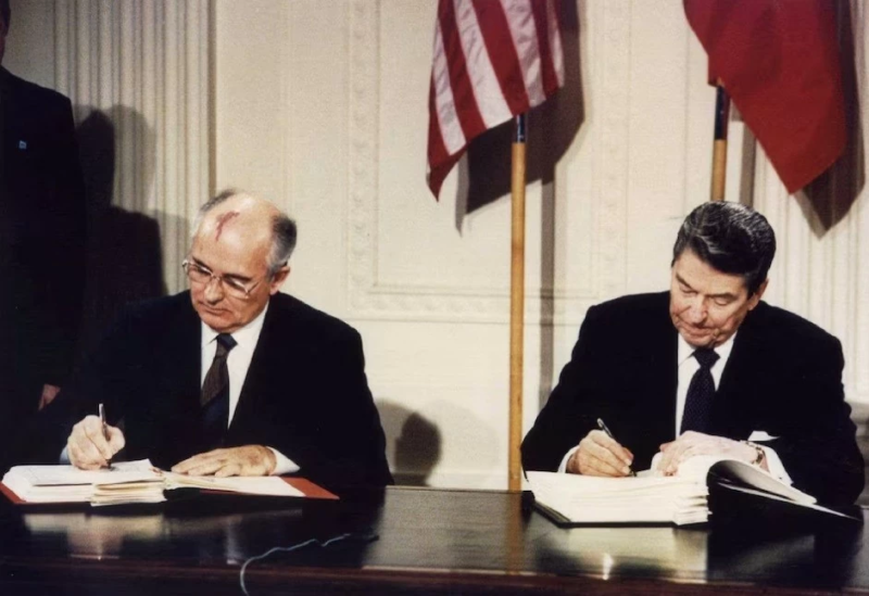 Tổng thống Mỹ Ronald Reagan (phải) và nhà lãnh đạo Liên Xô Mikhail Gorbachev ký kết Hiệp ước Lực lượng hạt nhân tầm trung (INF) năm 1987. (Nguồn: Reuters)