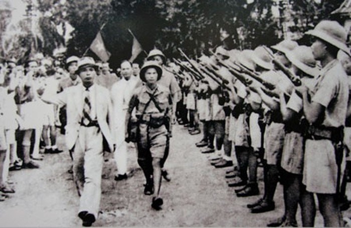 Đại tướng Võ Nguyên Giáp duyệt đơn vị Giải phóng quân tại Hà Nội, tháng 8/1945. (Ảnh tư liệu)