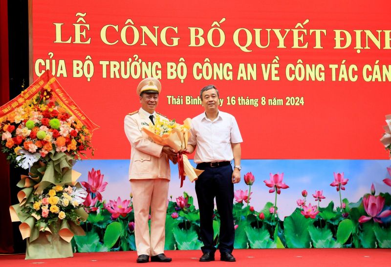 Đồng chí Ngô Đông Hải, Ủy viên Ban Chấp hành Trung ương Đảng, Bí thư Tỉnh ủy, Trưởng đoàn đại biểu Quốc hội tỉnh tặng hoa chúc mừng Đại tá Trần Xuân Ánh