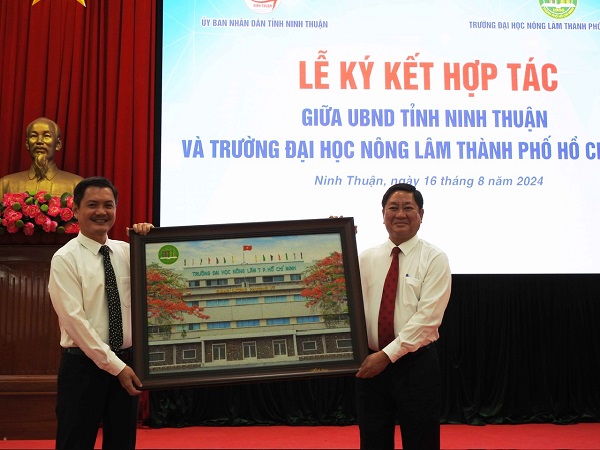 Lãnh đạo UBND tỉnh Ninh Thuận tặng ảnh lưu niệm cho lãnh đạo Trường Đại học Nông Lâm TP. Hồ Chí Minh