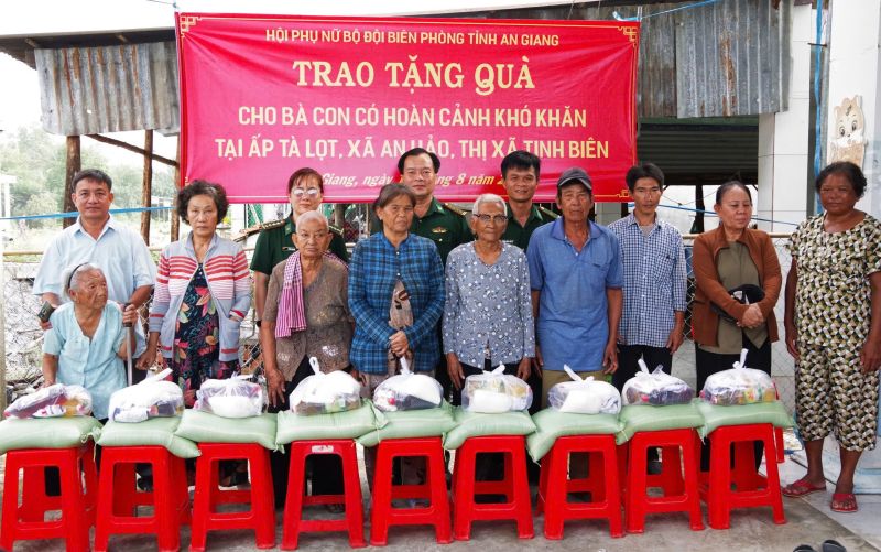 Đoàn công tác BĐBP tỉnh tặng quà cho bà con có hoàn cảnh khó khăn ở ấp Tà Lọt