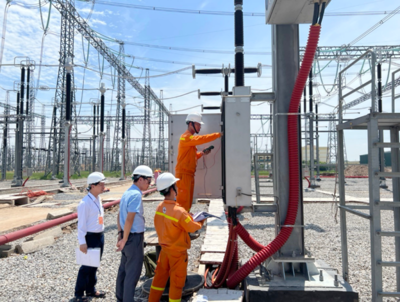 Kỹ sư tại Trạm biến áp 500kV Phố Nối kiểm tra hộp điện tại công trình trước khi tiến hành đóng điện