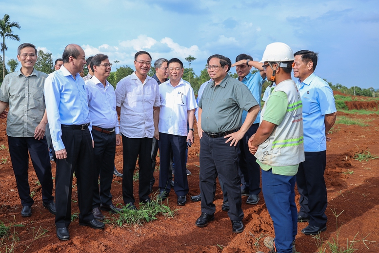 Thủ tướng Phạm Minh Chính thị sát dự án cao tốc Khánh Hòa - Buôn Ma Thuột giai đoạn 1 - Ảnh: VGP/Nhật Bắc