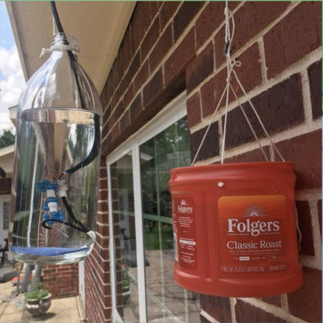 Cốc nước c&oacute; nhiệt độ 42 độ C v&agrave; th&ugrave;ng bả được đặt gần nhau ngo&agrave;i trời, tr&aacute;nh mưa để muỗi dễ ph&aacute;t hiện