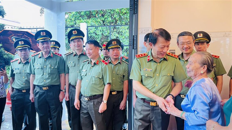 Bộ trưởng Lương Tam Quang cùng Đoàn công tác thăm gia đình mẹ Việt Nam Anh hùng Lê Thị Hai tại tỉnh Tây Ninh