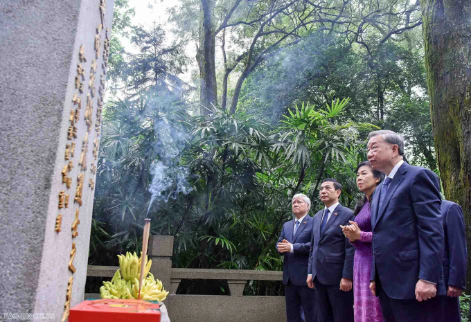 Tổng Bí thư, Chủ tịch nước Tô Lâm và phu nhân dâng hương tại mộ liệt sĩ Phạm Hồng Thái. Ảnh: Báo Thế giới và Việt Nam