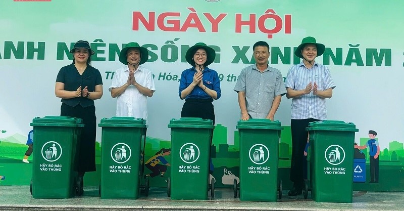 Phó Bí thư Tỉnh đoàn Phùng Tố Linh và đại diện lãnh đạo TP Thanh Hoá trao tặng thùng rác công cộng cho Ban quản lý chung cư Tân Thành...