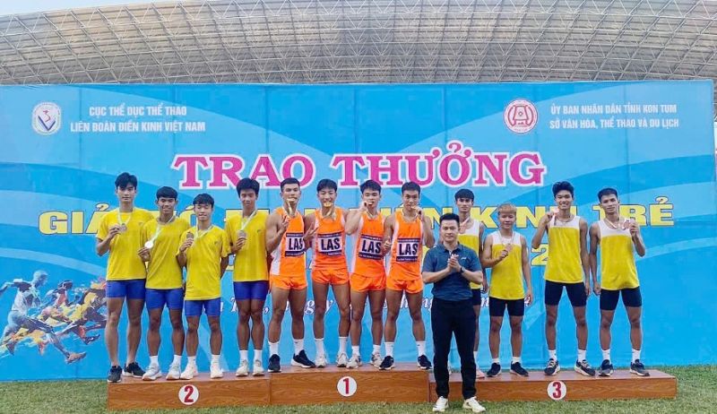 4 VĐV đoàn Lạng Sơn nhận huy chương vàng nội dung 4 x 200m nam tại giải đấu