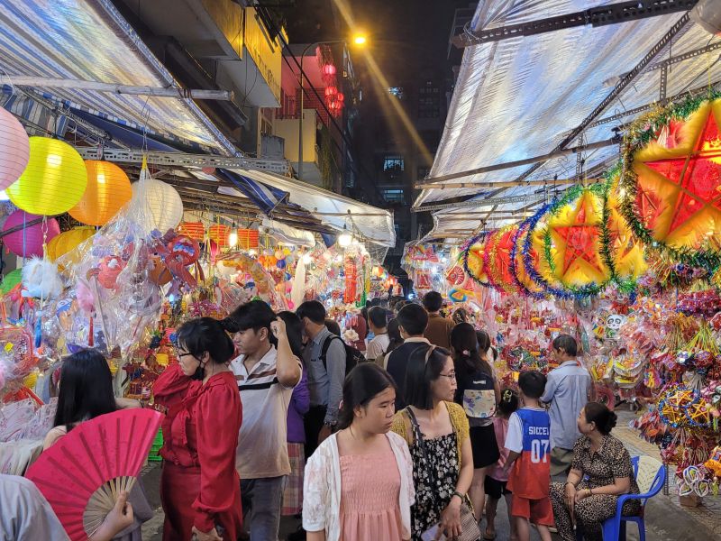 Những ngày này tại khu phố lồng đèn lớn nhất TP. Hồ Chí Minh đã bắt đầu nhộn nhịp người dân đổ về mua sắm, chụp ảnh...