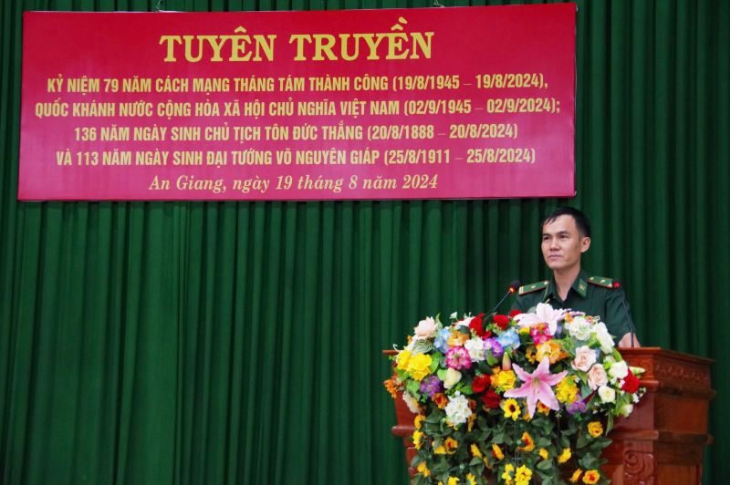 Thiếu tá Ngô Thanh Long, Trưởng ban Tuyên huấn, Phòng Chính trị BĐBP tỉnh tuyên truyền các nội dung đến cán bộ chiến sĩ đơn vị