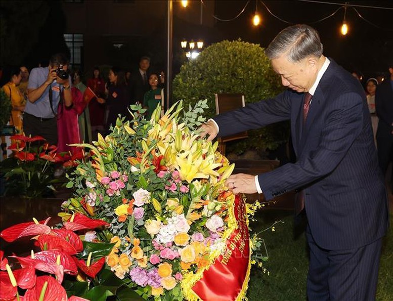 Tổng Bí thư, Chủ tịch nước Tô Lâm dâng hoa tại tượng đài Bác Hồ trong khuôn viên Đại sứ quán