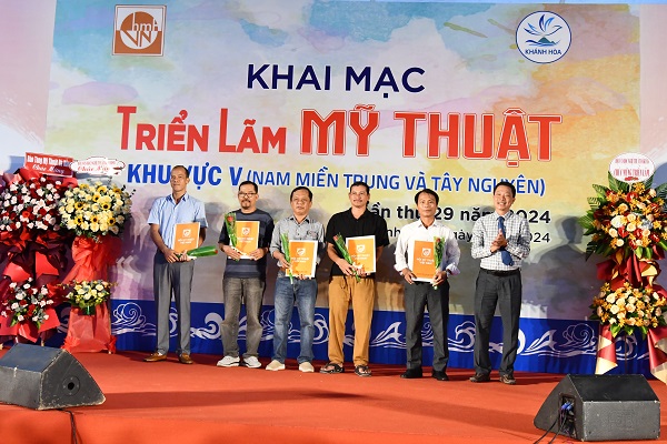 Trao Giai khuyến khích