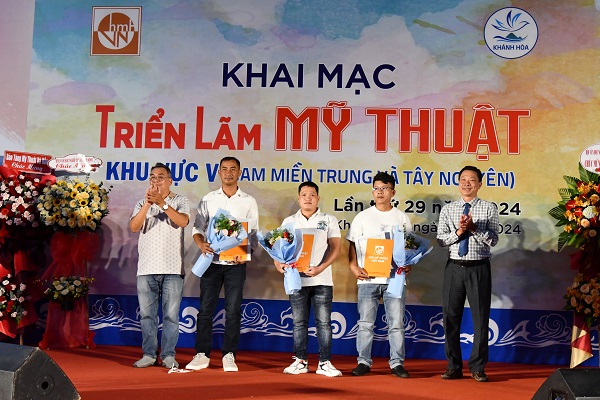 Trao Giải thưởng Trẻ