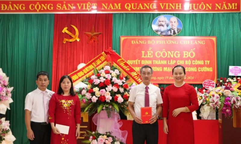 Bí thư Thành ủy Lạng Sơn Đoàn Thị Loan tặng hoa chúc mừng Chi bộ Công ty NHH MTV Thương mại và in Song Cường