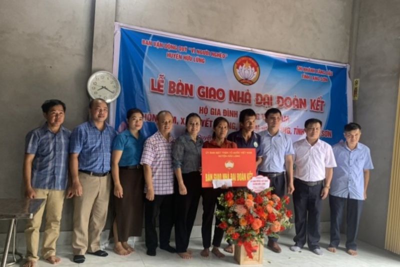 Đại diện các đơn vị, doanh nghiệp tặng quà động viên gia đình Lương Văn Nàm, hộ nghèo thuộc thôn Bầm, xã Quyết Thắng, huyện Hữu Lũng, tỉnh Lạng Sơn