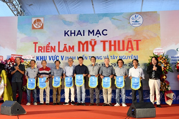 Hs. Nguyễn Trung Tín và Hs. Trần Hà thay mặt BTC trao cờ lưu niệm và tặng hoa cho lãnh đạo các đoàn tham dự