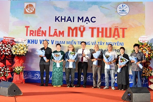 Ông Nguyễn Khắc Toàn- Phó Bí thư Thường trực Tỉnh ủy, Chủ tịch HĐND tỉnh Khánh Hòa tặng hoa cho Hội đồng nghệ thuật- Hội MTVN