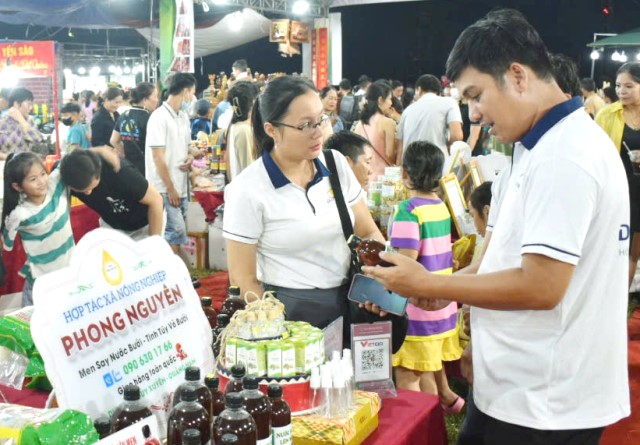 Hơn 90 gian hàng tham gia trưng bày, giới thiệu sản phẩm tại hội chợ