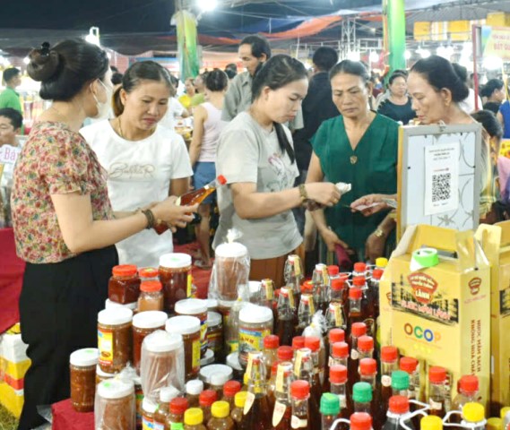 Người dân tham quan và mua sắm tại hội chợ