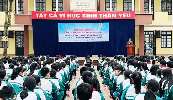 Tập trung tuyên truyền, phổ biến pháp luật về phòng chống tác hại của ma túy đến đối tượng học sinh (Ảnh: Công an tỉnh Lào Cai)