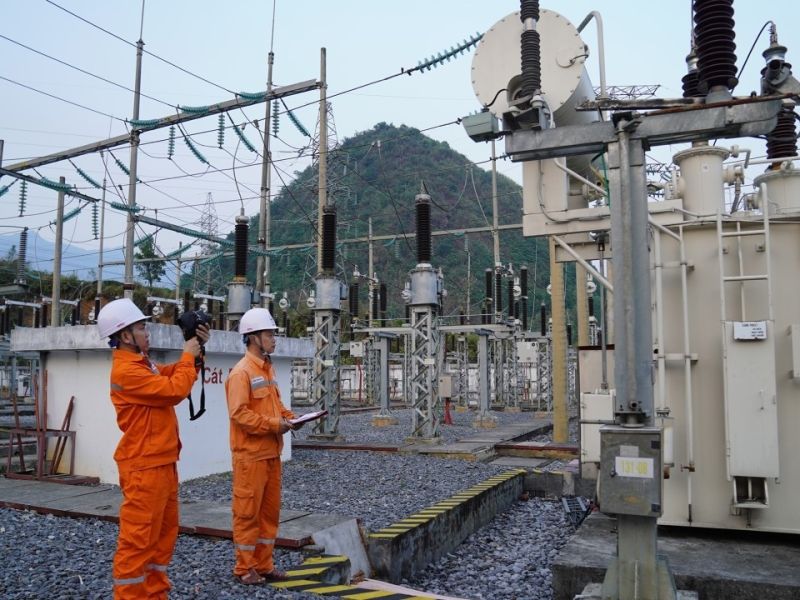 Xí nghiệp lưới điện cao thế Lai Châu kiểm tra vận hành TBA 110kV bằng camera nhiệt