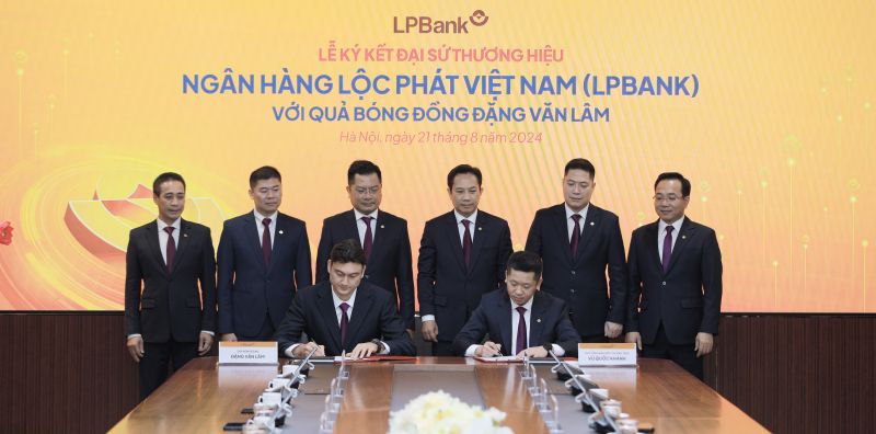 Đại diện LPBank, ông Vũ Quốc Khánh – Phó Tổng Giám đốc thường trực và thủ môn Đặng Văn Lâm ký kết hợp đồng Đại sứ thương hiệu dưới sự chứng kiến của Ban lãnh đạo Ngân hàng Lộc Phát Việt Nam.