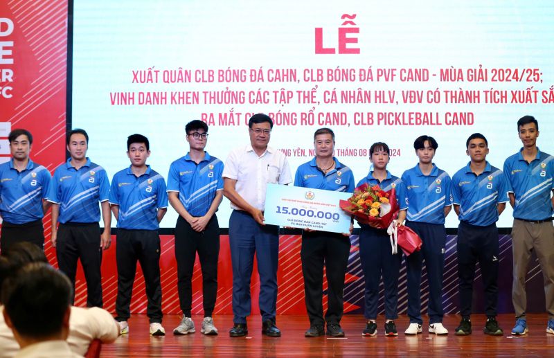 CLB bóng bàn CAND - T&T nhận thưởng vì đã đạt hạng Nhất toàn đoàn Giải bóng bàn trẻ, thiếu niên, nhi đồng năm 2024.