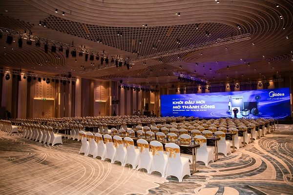 Quang cảnh chuẩn bị Hội nghị “Khởi đầu mới, Mở thành công” của Midea Việt Nam Quang cảnh chuẩn bị Hội nghị “Khởi đầu mới, Mở thành công” của Midea Việt Nam