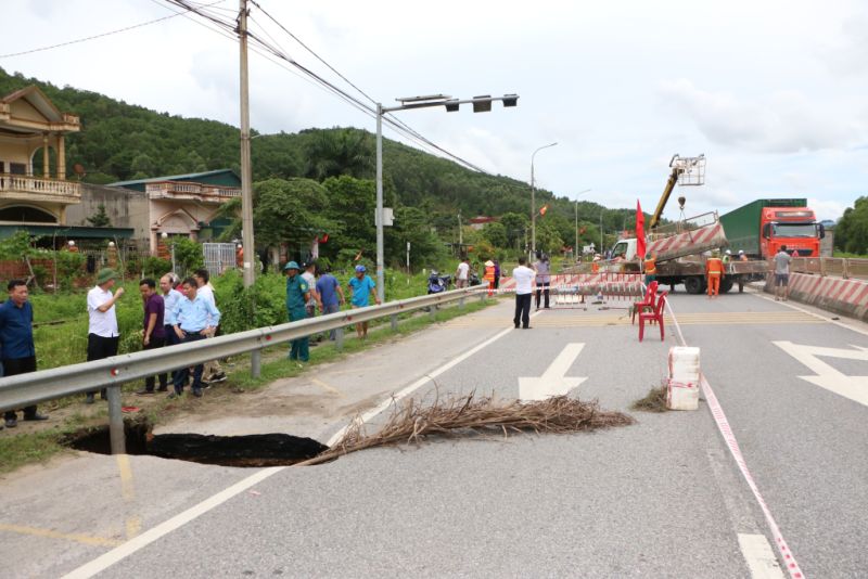 UBND phường Đại Yên đã khoanh vùng cảnh báo điểm sụt lún trên Quốc lộ 18A.