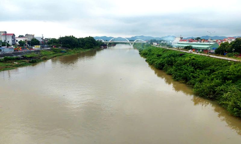 Nước trên sông Thương dâng cao.