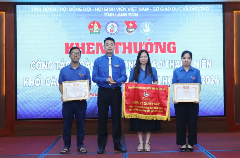 Lãnh đạo Tỉnh đoàn Lạng Sơn tặng cờ thi đua cho các tập thể có thành tích xuất sắc trong công tác Đoàn, Đội và phong trào thanh thiếu nhi trường học năm học 2023 - 2024