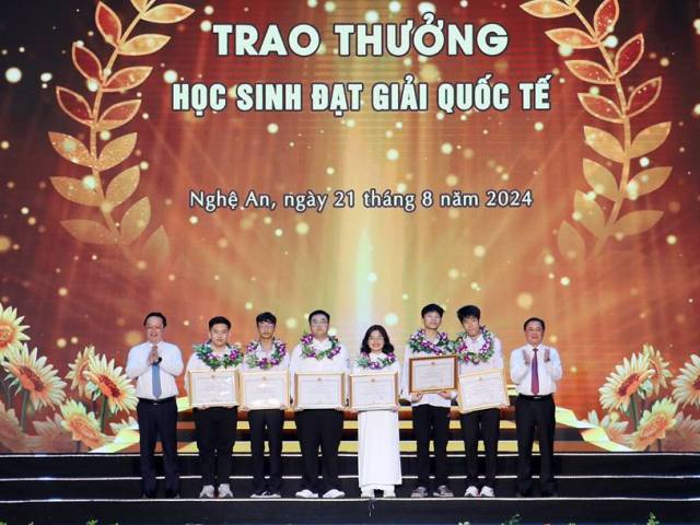 Tặng hoa và Bằng khen cho các em học sinh đạt giải Quốc tế.