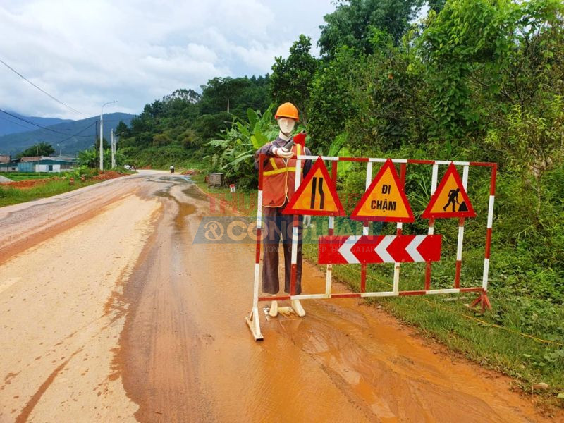 Người phụ trách phần luồng giao thông đeo băng đỏ, còi là một hình nộm?