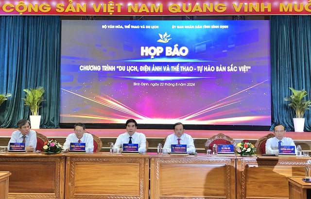 Bàn chủ tọa buổi họp báo. Ảnh: Viết Hiền.